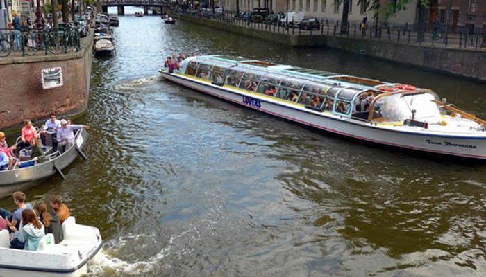 Passeio de barco pelos canais de Amesterdão