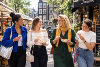 Vier Frauen genießen die Food-Tour durch den Jordaan in Amsterdam